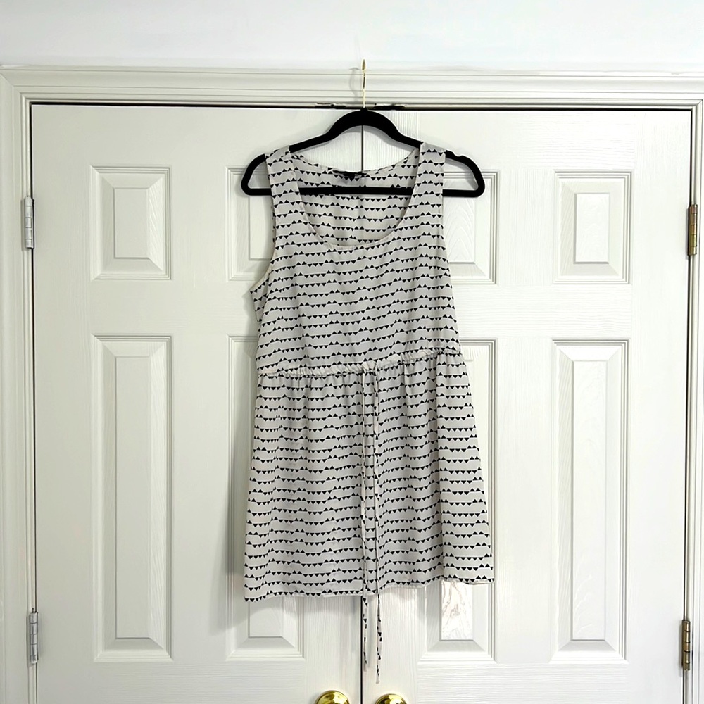 Forever 21- Black and White Triangle patterned summer dress with waist tie.